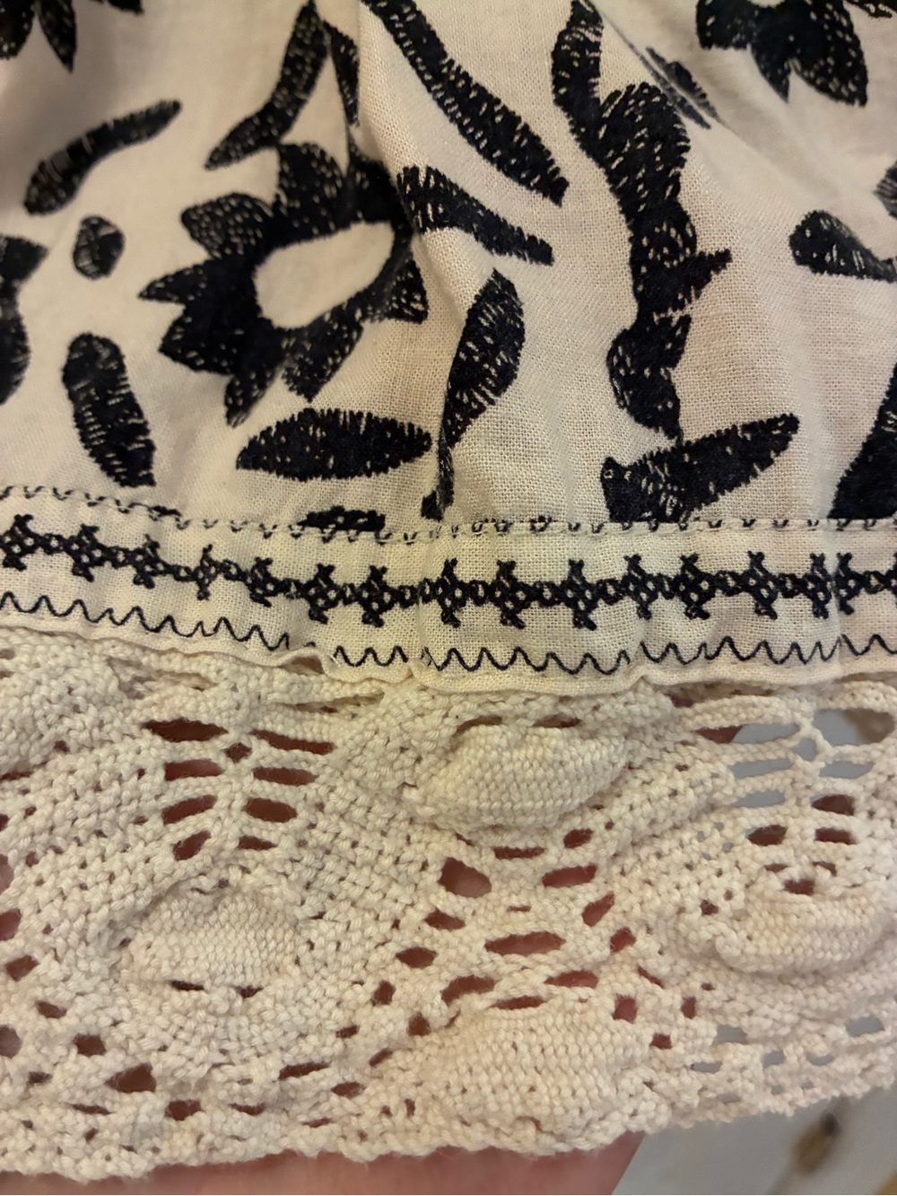 Christian Siriano Cream Blouse with Black Floral Motif and Crochet Trim - Picture 6 of 11